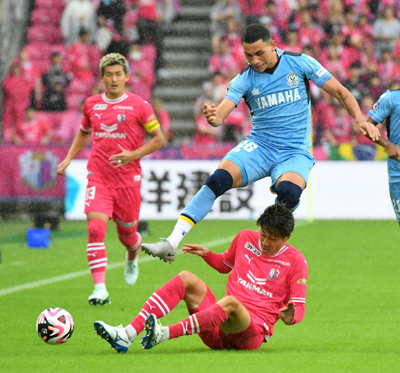 C大阪対磐田　前半、激しくボールを奪い合うC大阪田中（下）と磐田レオ・ゴメス（撮影・前岡正明）