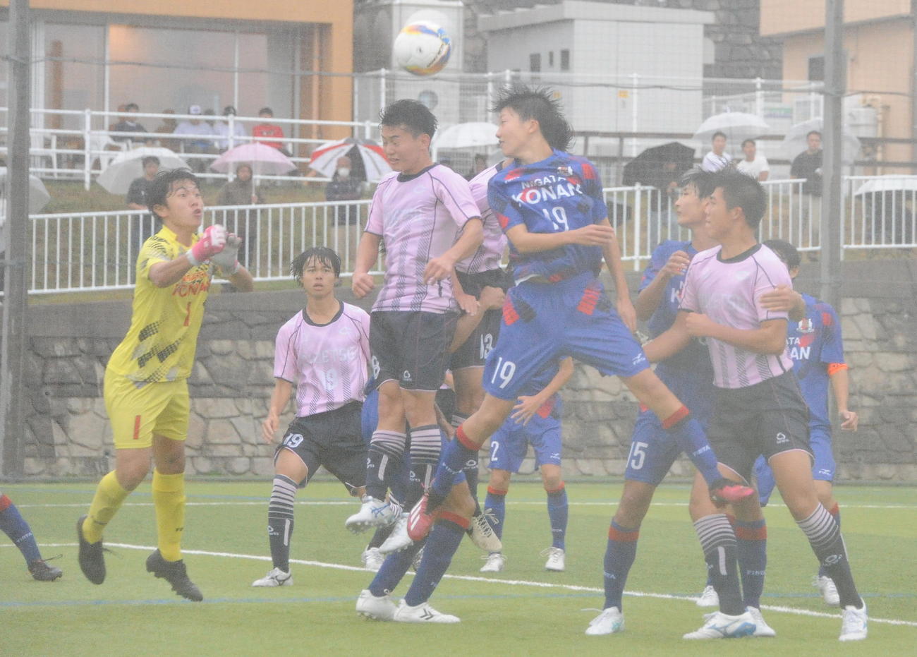 2－0の後半36分、左CKをヘディングで合わせる中越・井口（左から3人目）（撮影・小林忠）