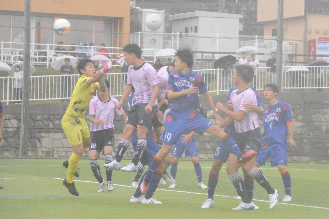 2－0の後半36分、左CKをヘディングで合わせる中越・井口（左から3人目）（撮影・小林忠）
