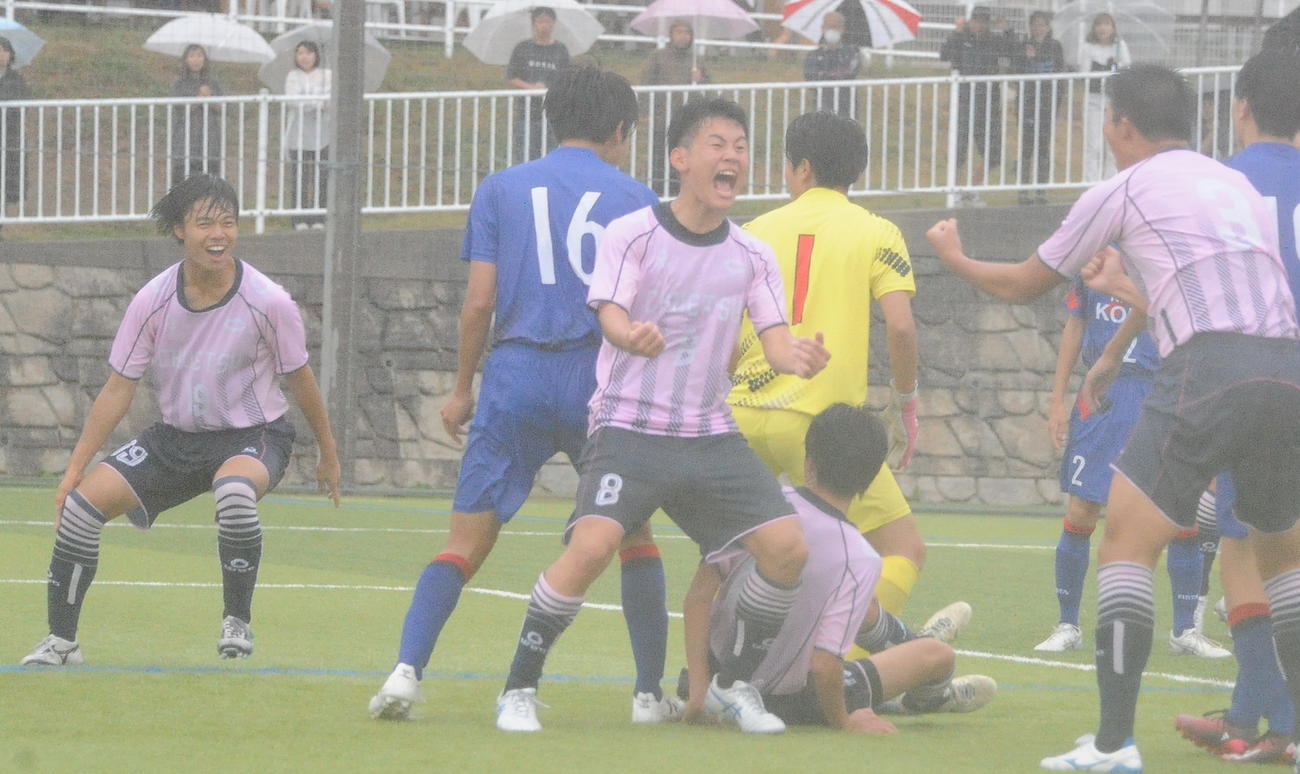 2－0の後半36分に左CKをヘディングで合わせ、雄たけびを上げる中越・井口（中央）（撮影・小林忠）