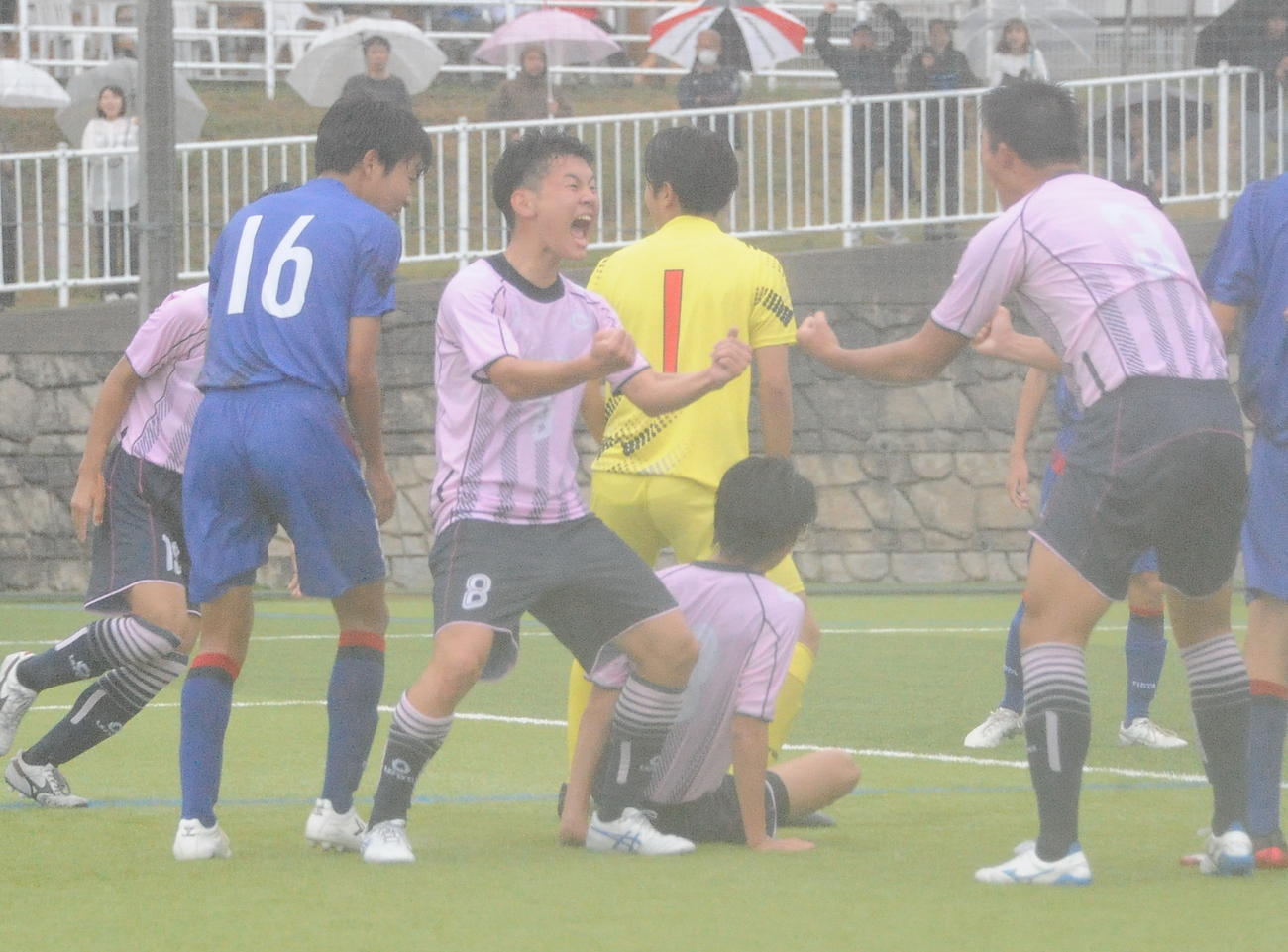2－0の後半36分に左CKをヘディングで合わせ、雄たけびを上げる中越・井口（中央）（撮影・小林忠）