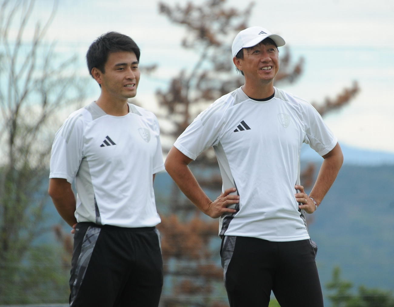 2大会ぶりの8強進出を決めた新潟明訓・坂本監督（右）と加藤コーチ（撮影・小林忠）