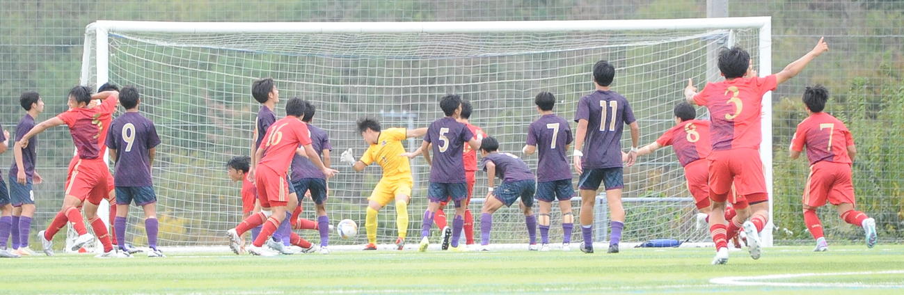 前半34分に先制点を決め、喜ぶ新潟明訓のメンバー（撮影・小林忠）