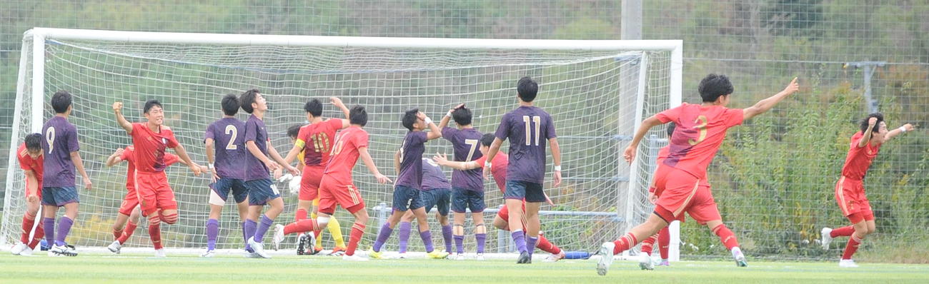 前半34分に先制点を決め、喜ぶ新潟明訓のメンバー（撮影・小林忠）