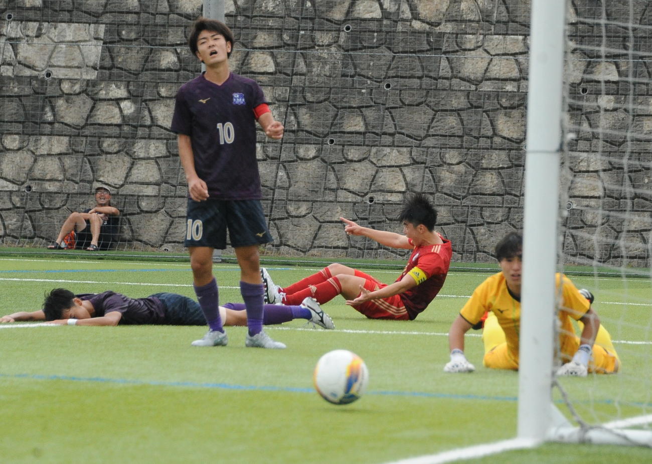 2－0の後半16分にダメ押し点を決め、喜ぶ新潟明訓・斎藤瑛主将（右から2人目）（撮影・小林忠）