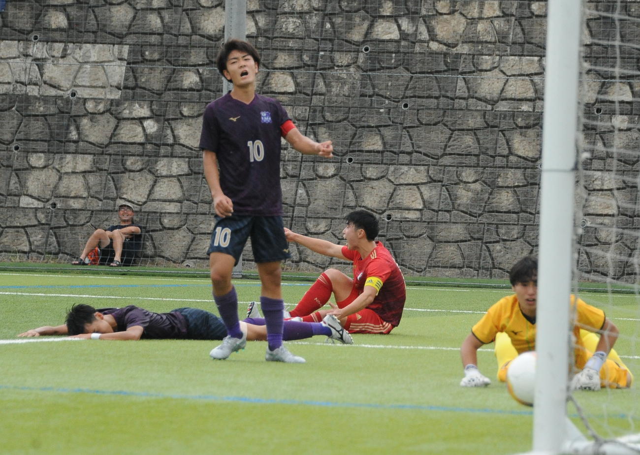 2－0の後半16分にダメ押し点を決め、チームメートに向かってガッツポーズする新潟明訓・斎藤瑛主将（右から2人目）（撮影・小林忠）