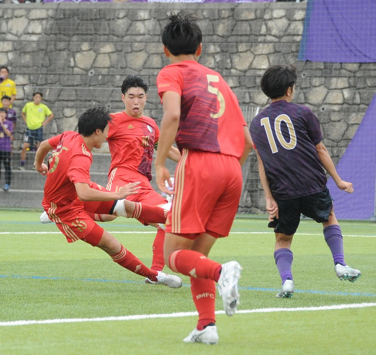 シュートを狙う新潟明訓・斎藤瑛主将（左から2人目）（撮影・小林忠）