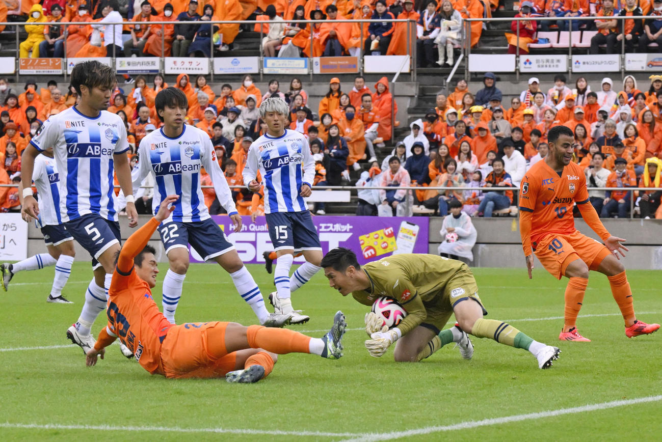 清水対山形　前半、ゴールを狙う清水北川（左下）。GK後藤雅（共同）