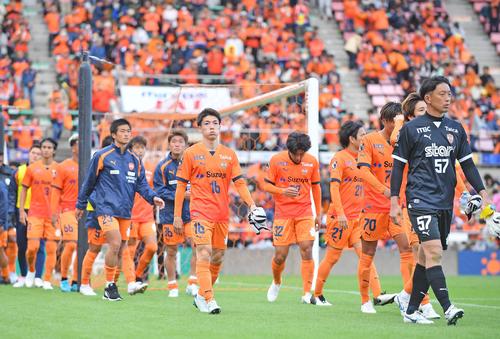 清水対山形 今季ホーム初黒星を喫し、悔しさをにじませる清水の選手たち(撮影・神谷亮磨)