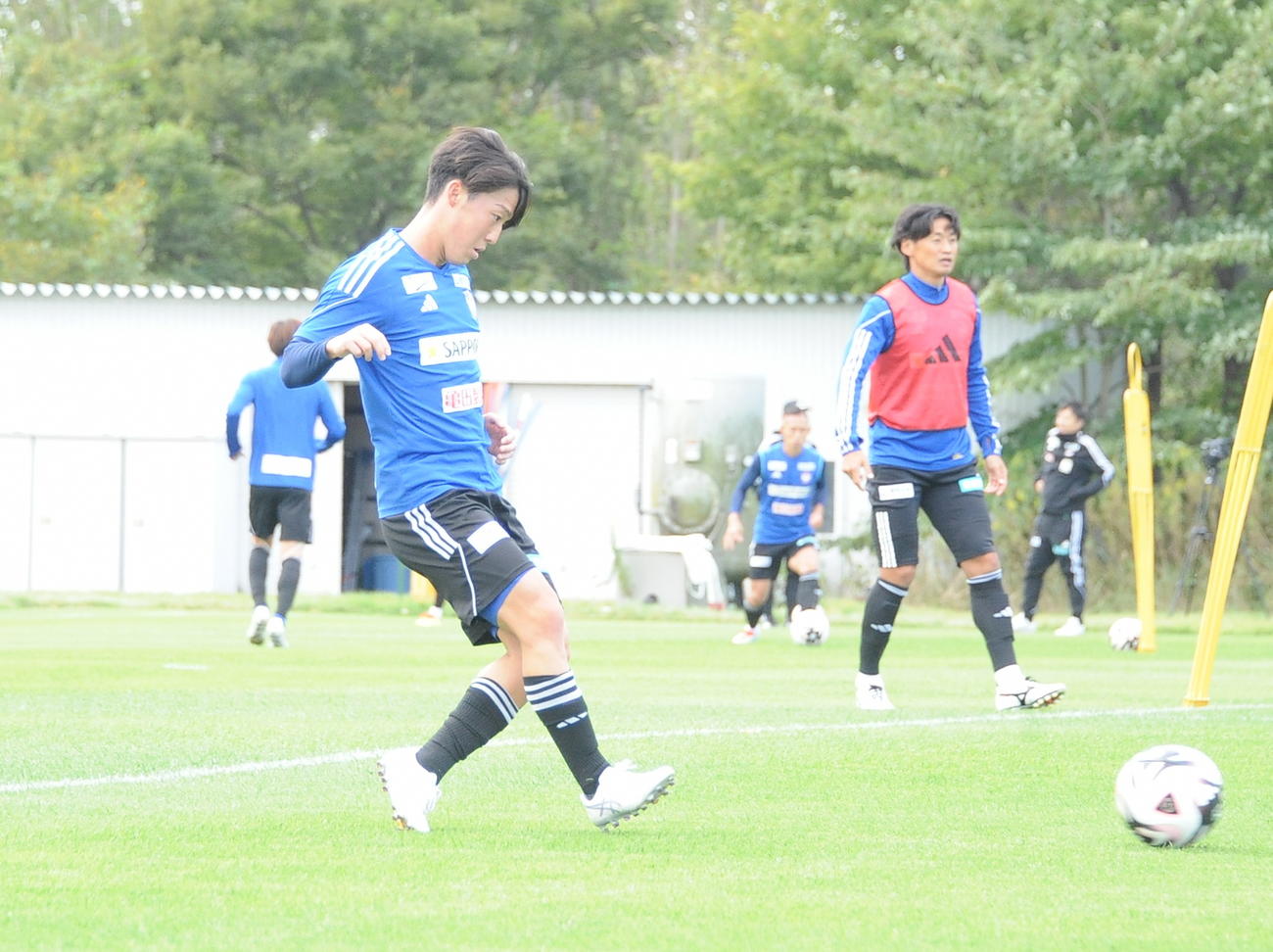 ホーム東京V戦に向けた練習でパスを出す奥村（左）（撮影・小林忠）