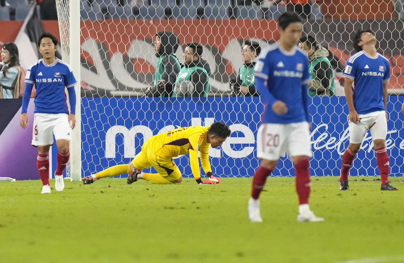山東対横浜　試合終了間際、山東に追い付かれ、悔しがる横浜のGK飯倉（左から2人目）ら（共同）