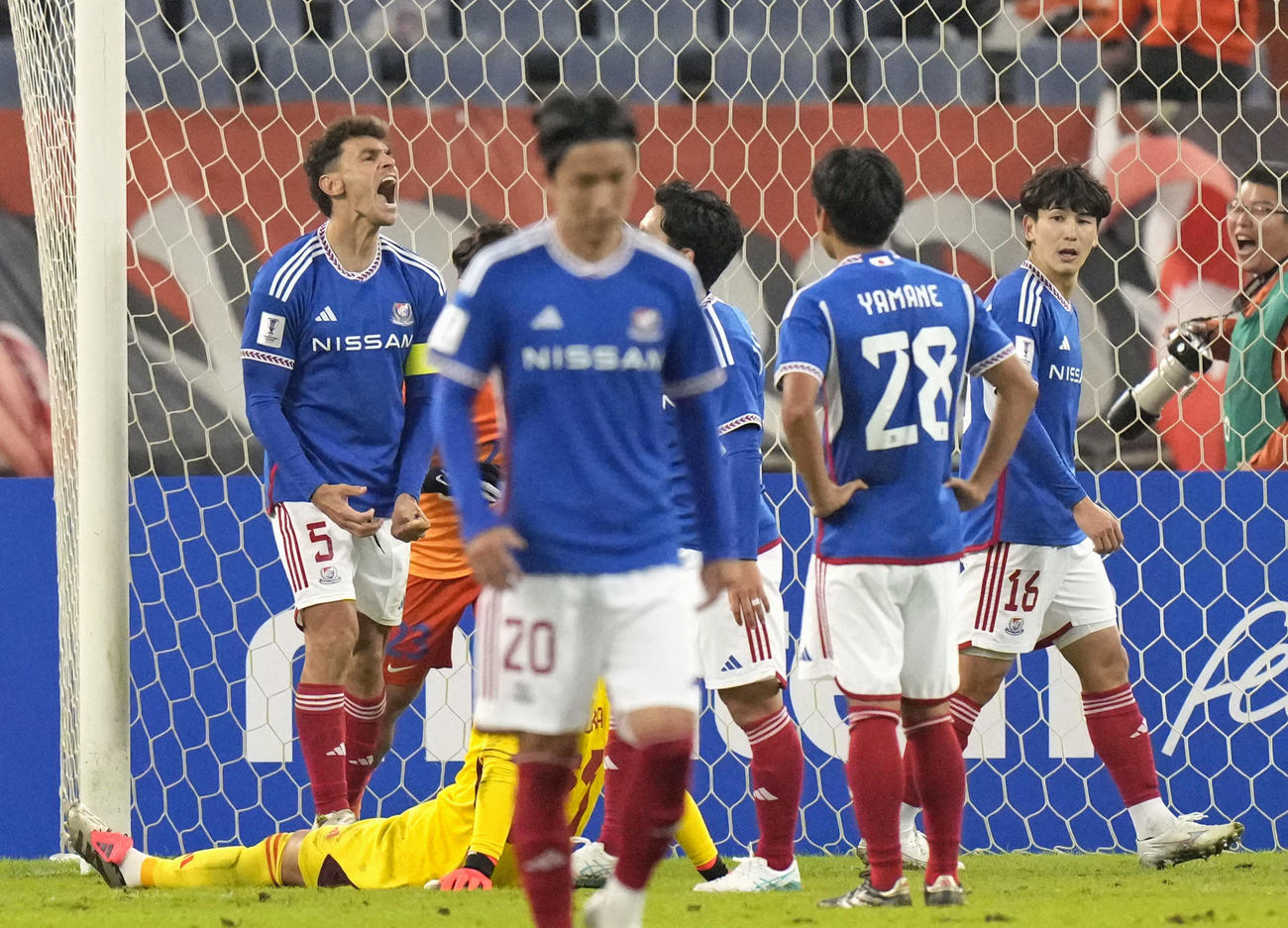山東対横浜　試合終了間際、山東に同点ゴールを決められ、悔しがるエドゥアルド（左端）ら横浜イレブン（共同）