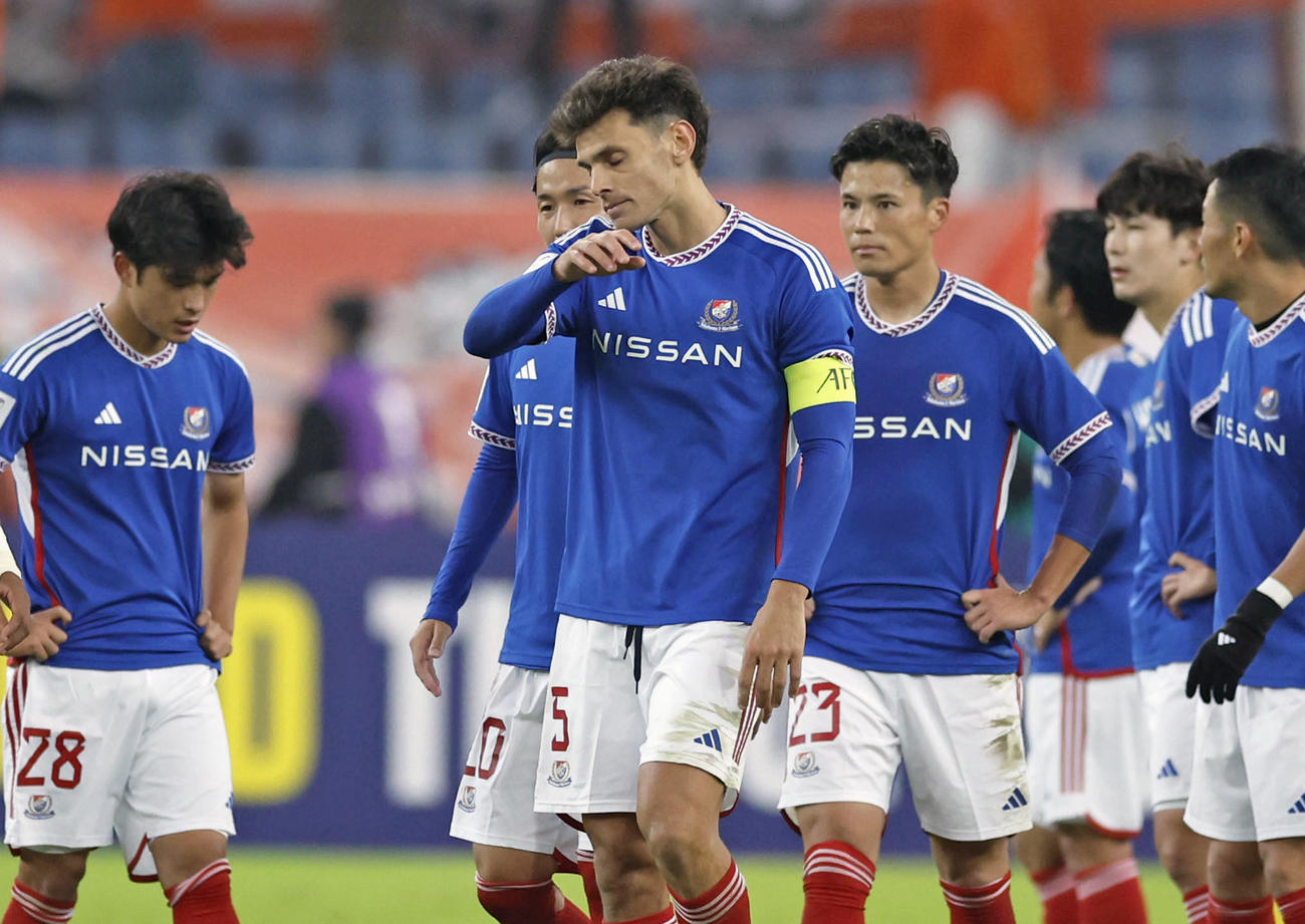 山東対横浜　山東と引き分け、肩を落とすエドゥアルド（中央）ら横浜イレブン（共同）