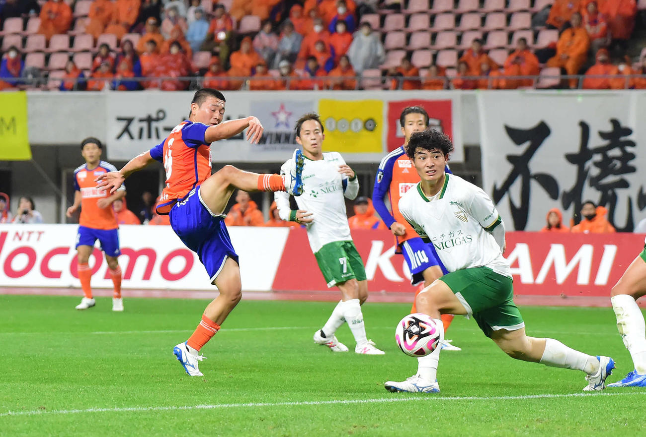 新潟対東京V　前半、シュートを放つ新潟MF小見（左）（撮影・大島享也）