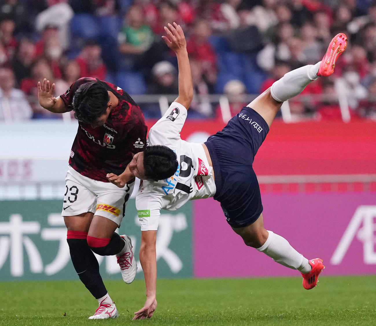 浦和対柏　前半、競り合う柏細谷（右）と井上（撮影・横山健太）