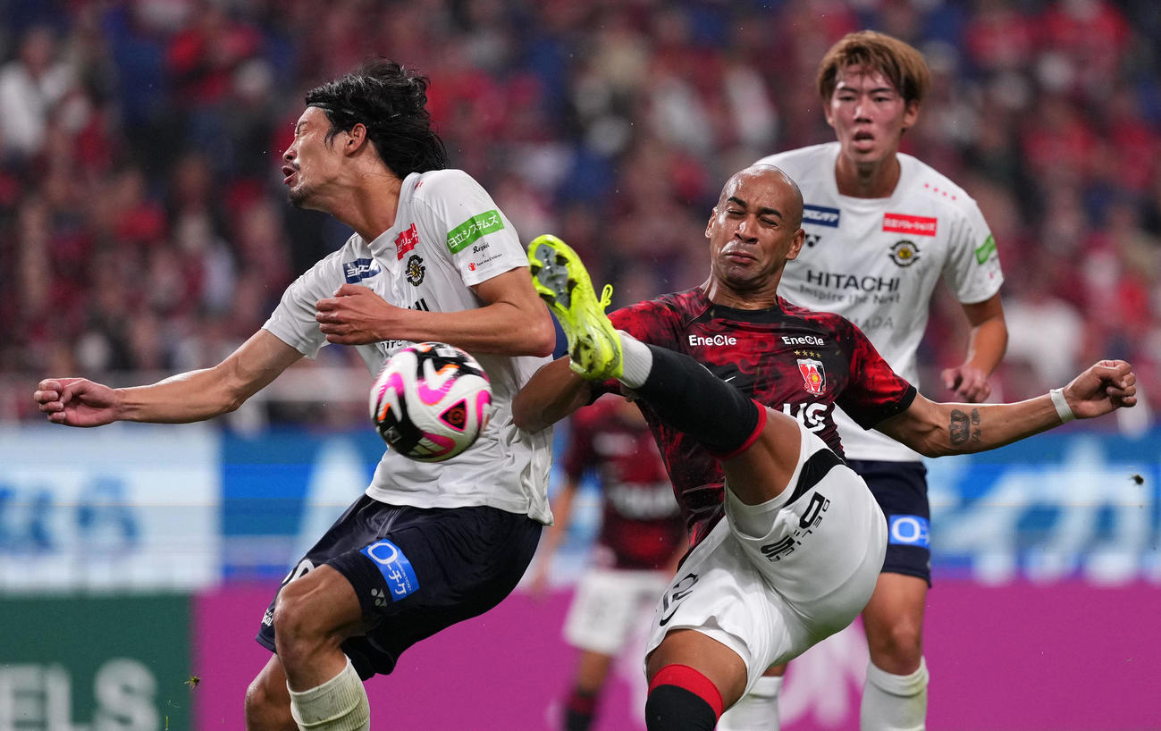 浦和対柏　後半、浦和チアゴ・サンタナ（右）のシュートが柏立田の手にあたりPKとなる（撮影・横山健太）