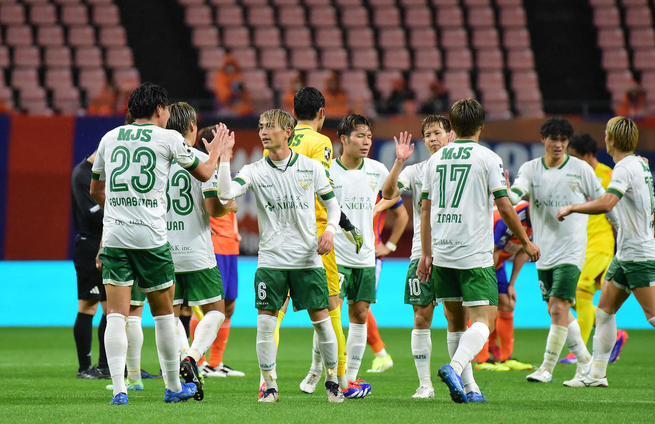新潟対東京V　試合に勝利し、喜ぶ東京Vイレブン（撮影・大島享也）