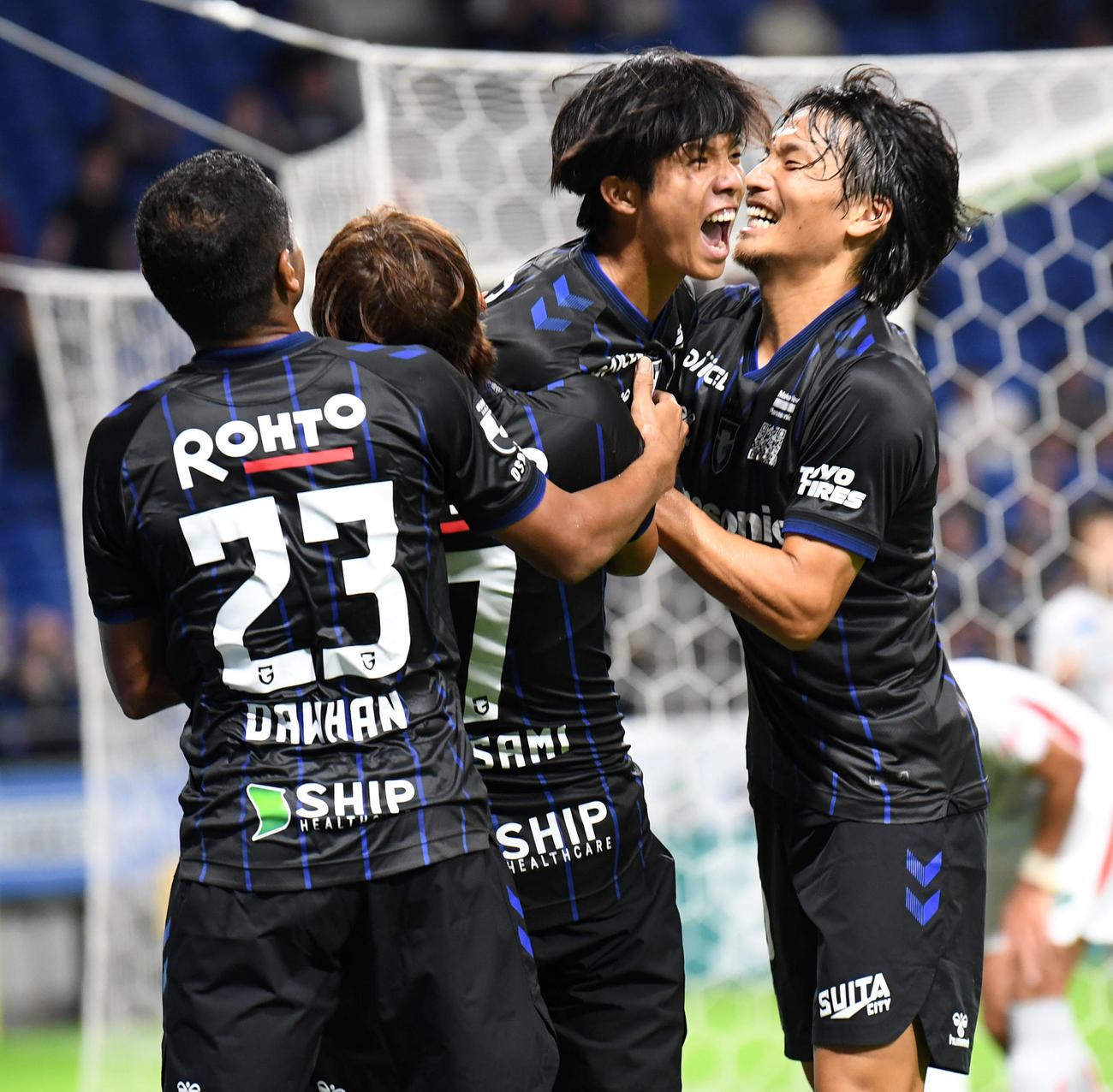 G大阪対名古屋　後半、決勝ゴールを決め、ほえるG大阪福田（中央）（撮影・前岡正明）
