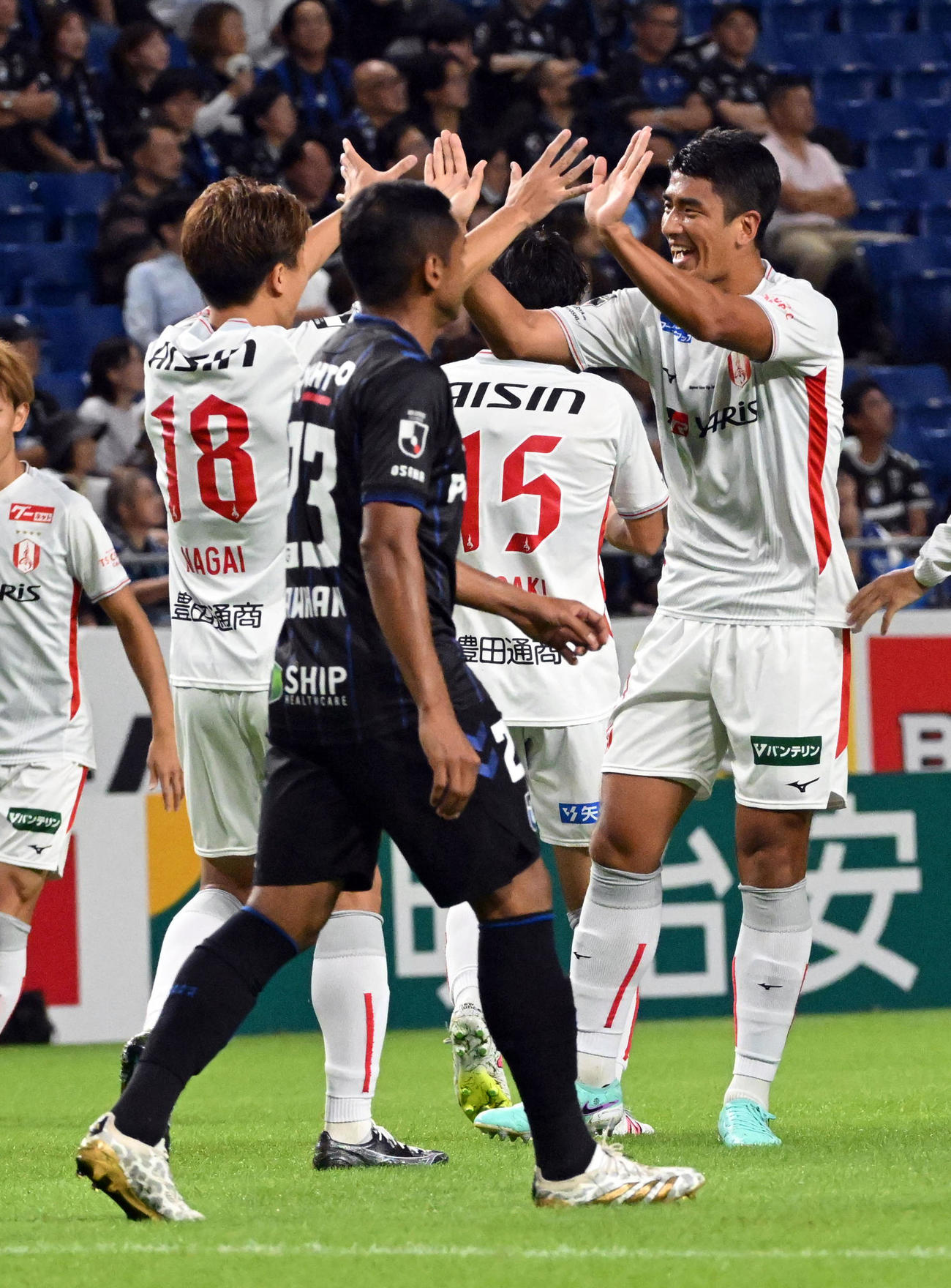 G大阪対名古屋　前半、先制ゴールを決めた名古屋ハ・チャンレ（右）は永井謙佑と笑顔でタッチ（撮影・前岡正明）