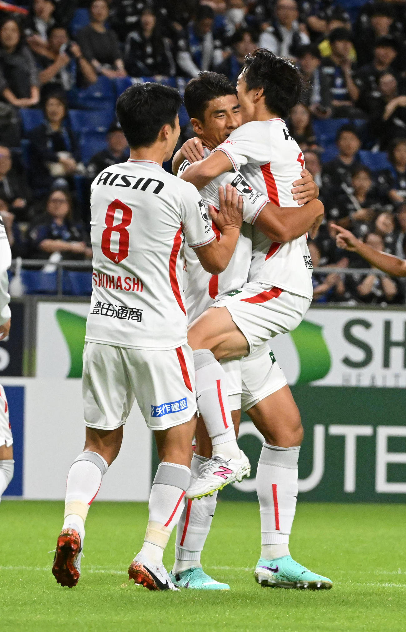 G大阪対名古屋　前半、先制ゴールを決めた名古屋ハ・チャンレ（中央）は祝福を受ける（撮影・前岡正明）