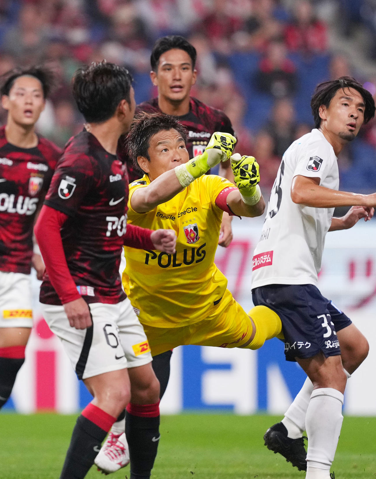 浦和対柏　前半、懸命にパンチングする浦和GK西川（撮影・横山健太）