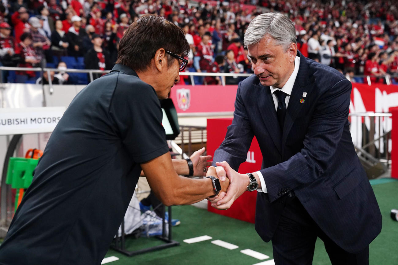 浦和対柏　握手を交わす浦和スコルジャ監督（右）と柏井原監督（撮影・横山健太）