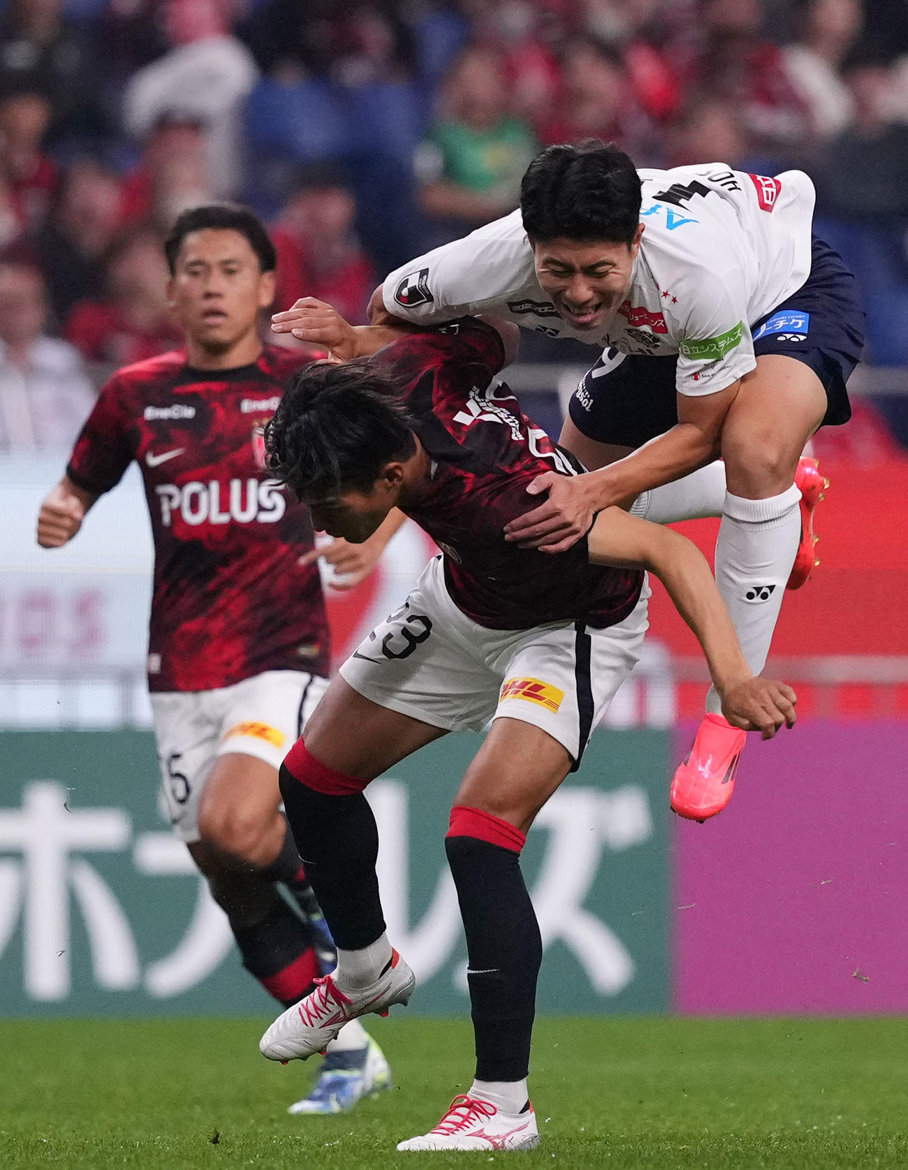 浦和対柏　前半、競り合う柏細谷（右）と井上（撮影・横山健太）