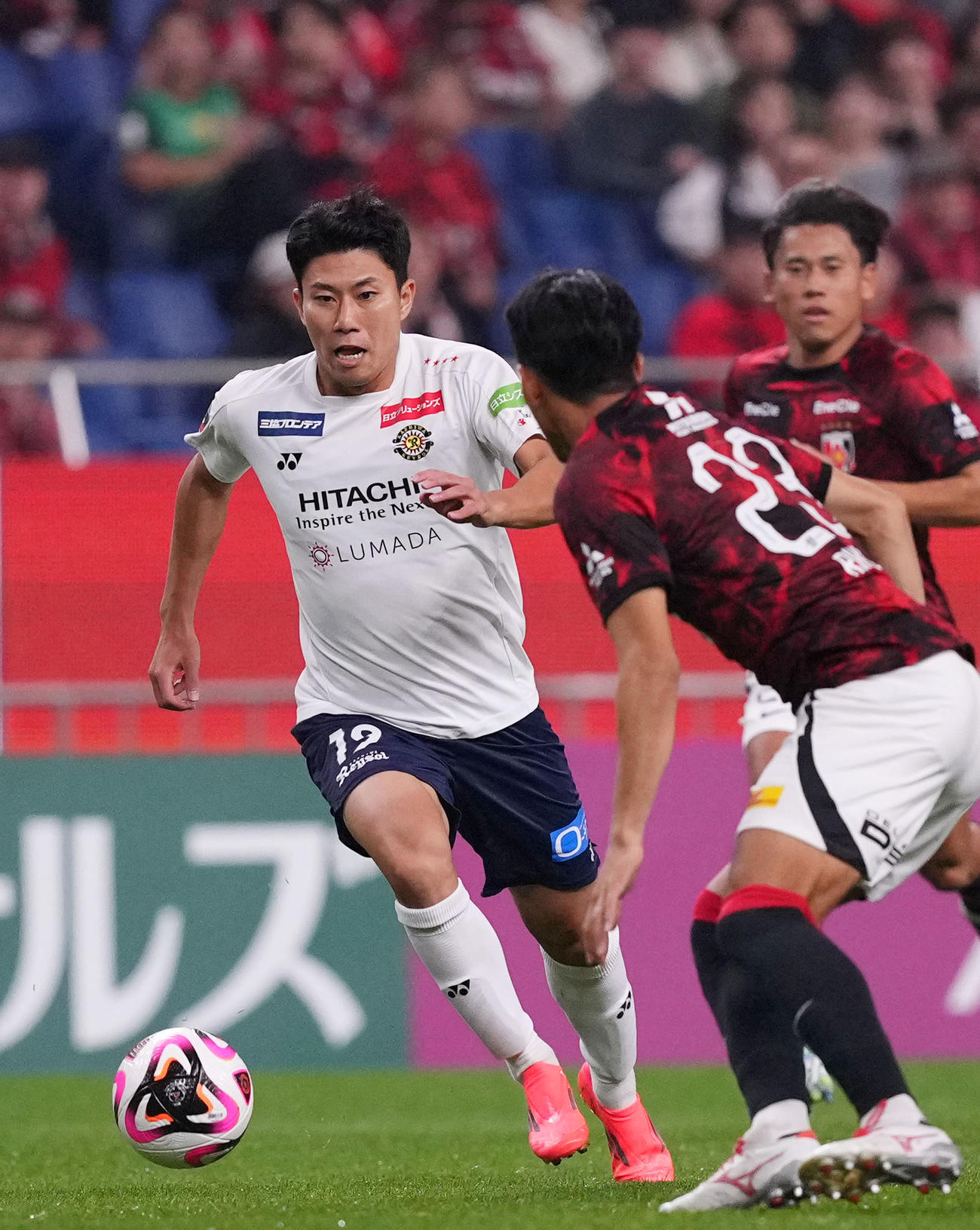浦和対柏　前半、ドリブルする柏細谷（撮影・横山健太）