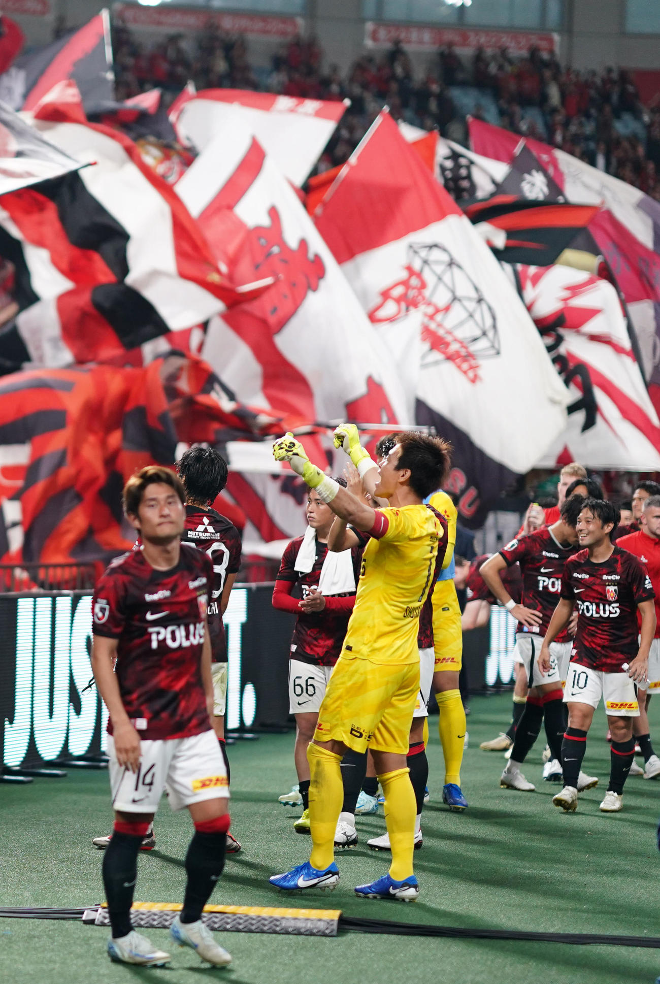 浦和対柏　柏に勝利し歓喜する浦和イレブン（撮影・横山健太）