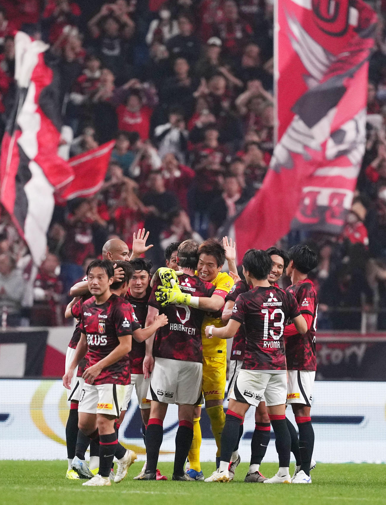 浦和対柏　柏に勝利し歓喜する浦和イレブン（撮影・横山健太）