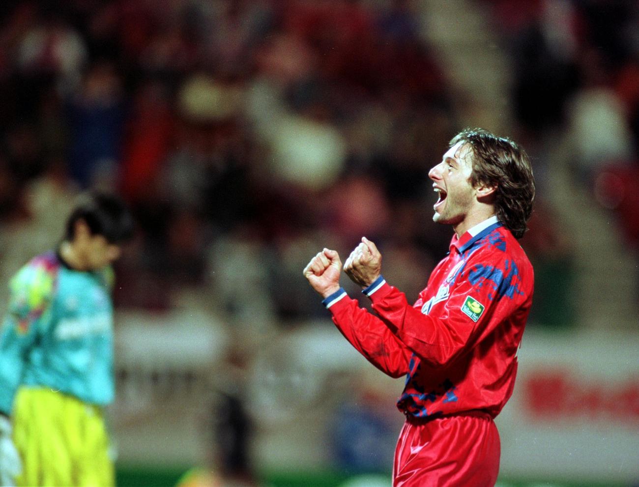 鹿島レオナルドはサポーターに向けてガッツポーズ（1995年11月1日撮影）