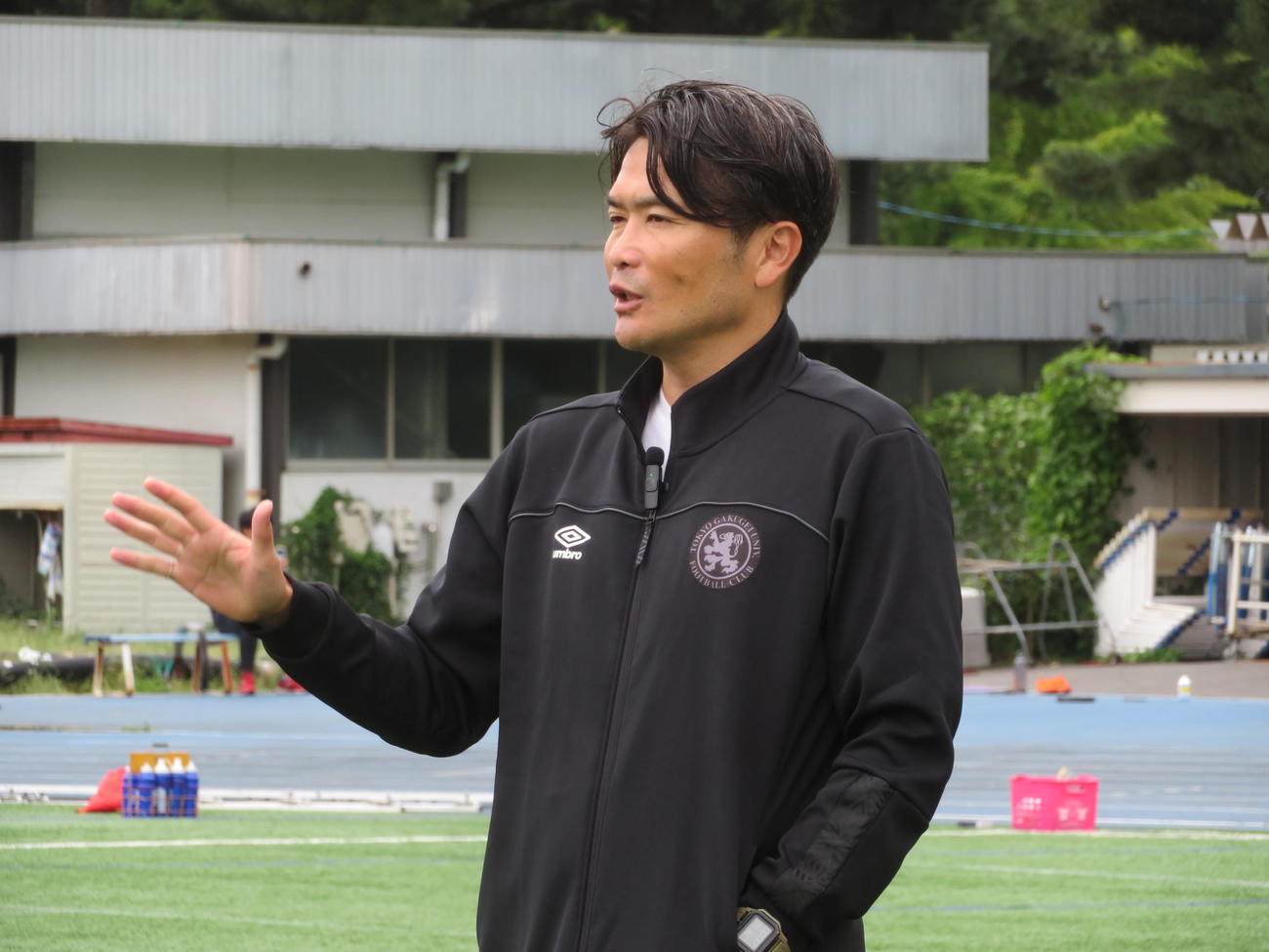 練習に臨む東京学芸大学蹴球部岩政大樹コーチ（撮影・佐藤成）