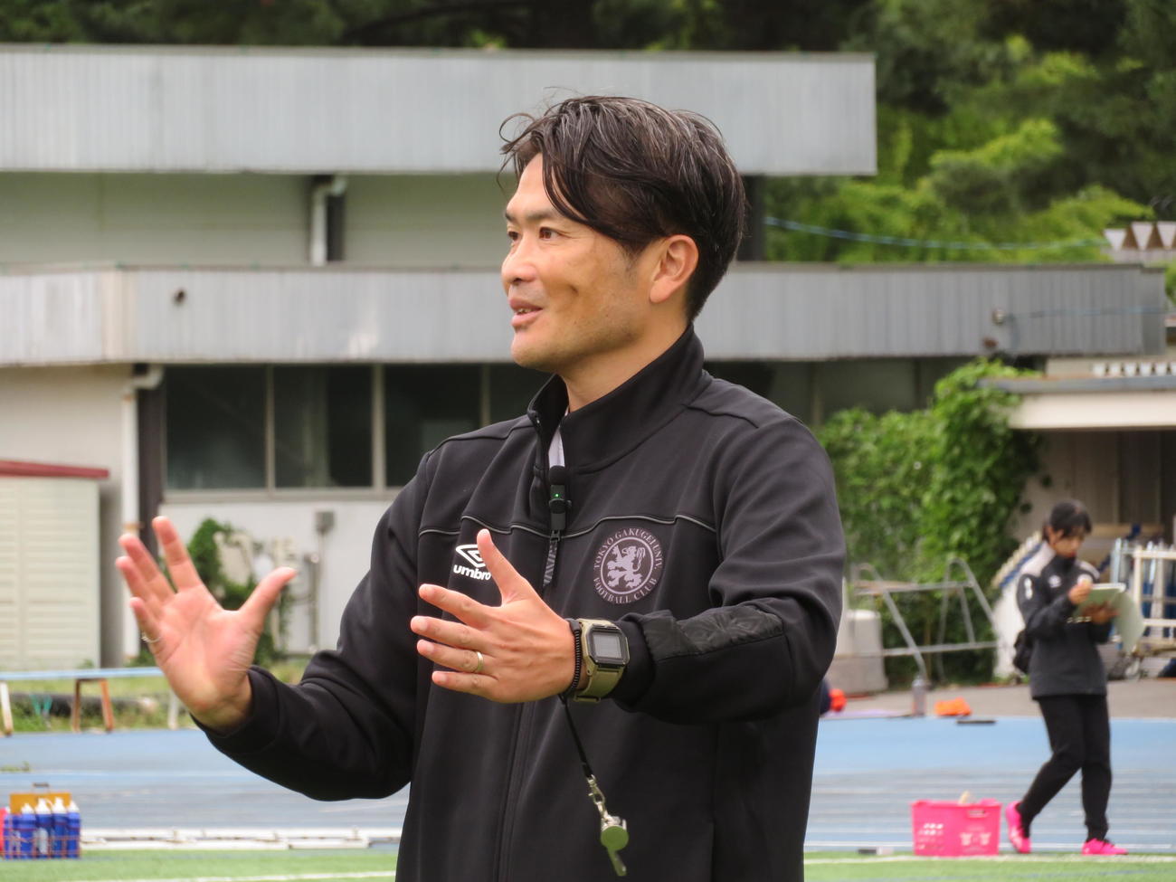 練習に臨む東京学芸大学蹴球部岩政大樹コーチ（撮影・佐藤成）
