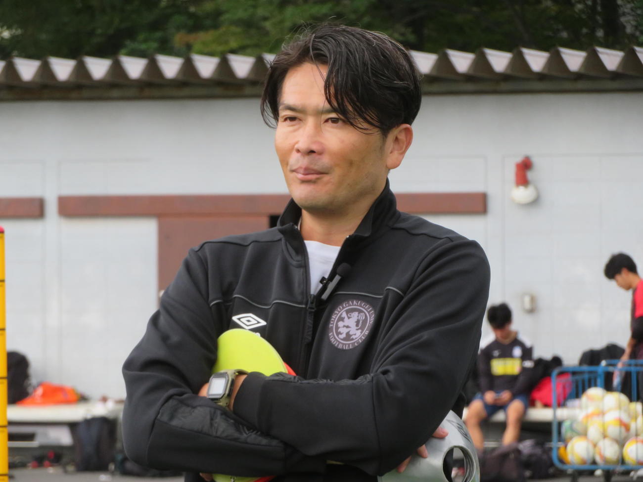 練習に臨む東京学芸大学蹴球部岩政大樹コーチ（撮影・佐藤成）