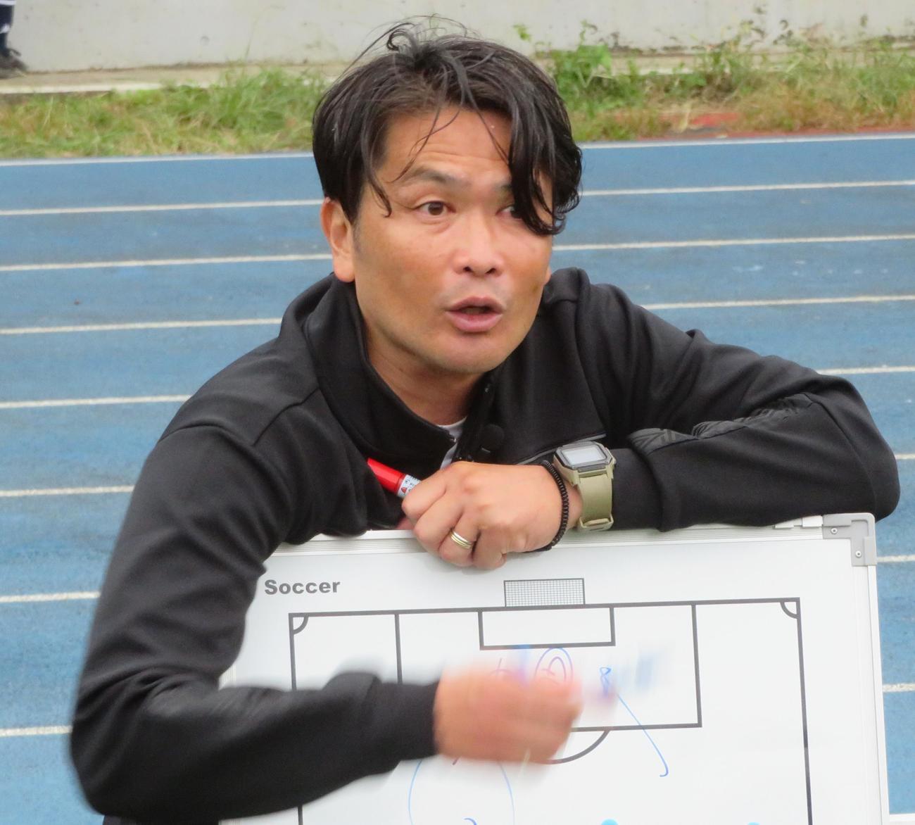 練習に臨む東京学芸大学蹴球部岩政大樹コーチ（撮影・佐藤成）