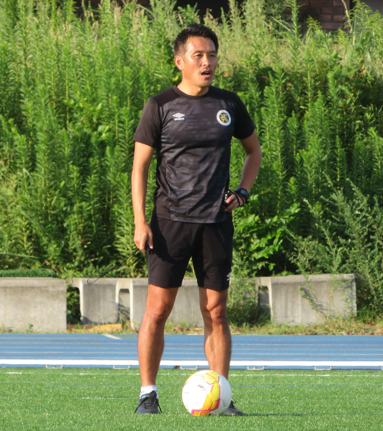練習に臨む東京学芸大学蹴球部桐田英樹監督（撮影・佐藤成）