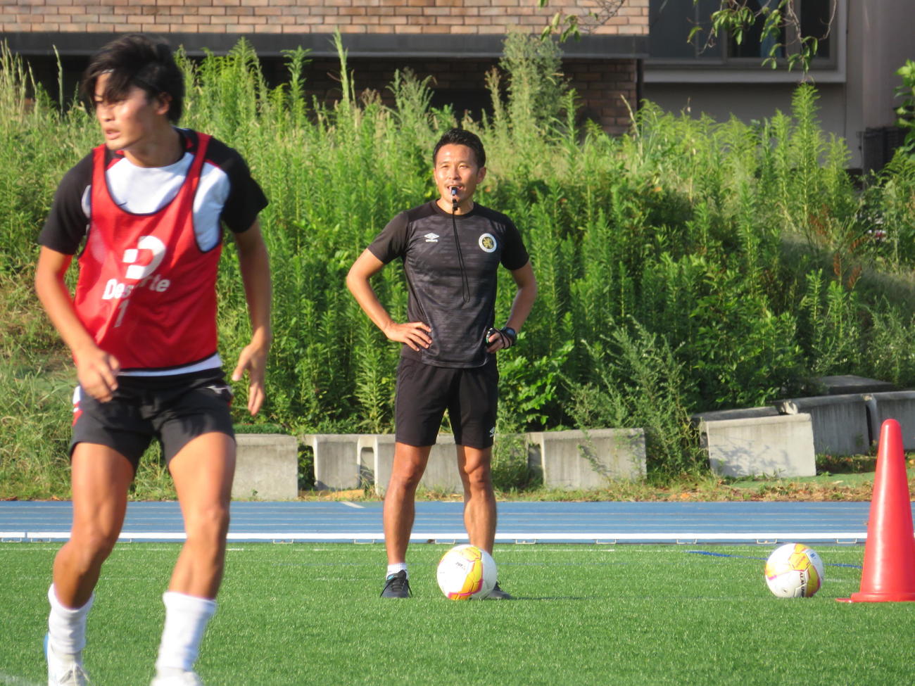 練習に臨む東京学芸大学蹴球部桐田英樹監督（撮影・佐藤成）