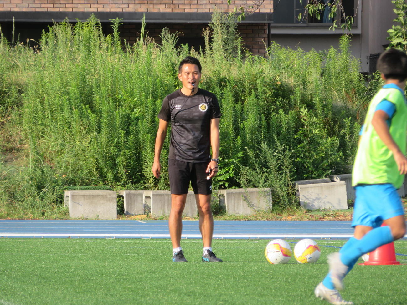 練習に臨む東京学芸大学蹴球部桐田英樹監督（撮影・佐藤成）