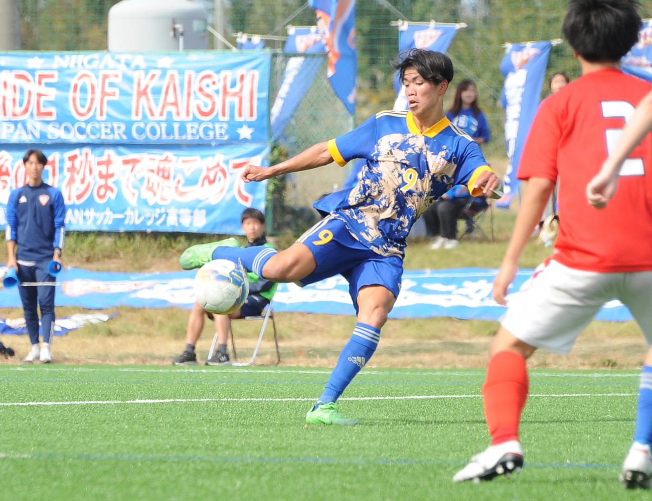 右足ボレーでゴールを狙う開志学園JSC阿部（中央）（撮影・小林忠）