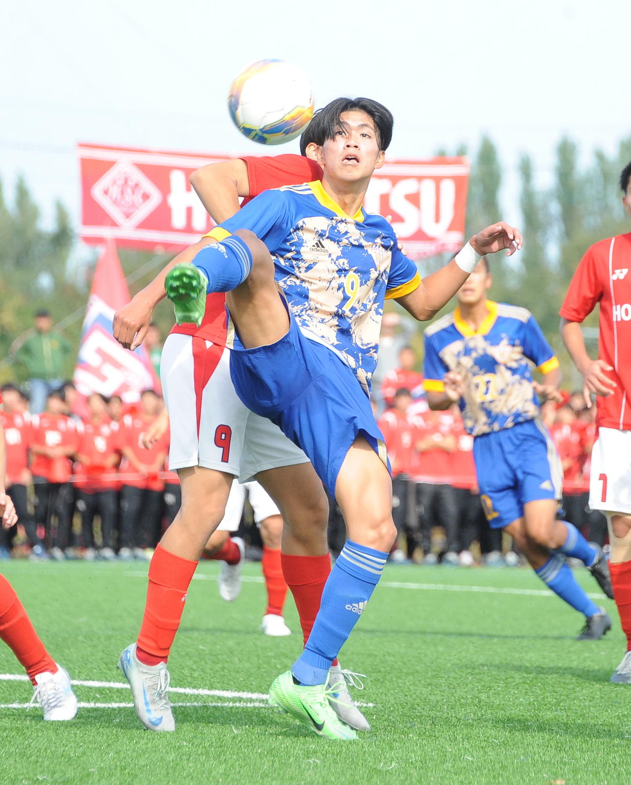 相手を背負いながらボールキープする開志学園JSC阿部（中央）（撮影・小林忠）