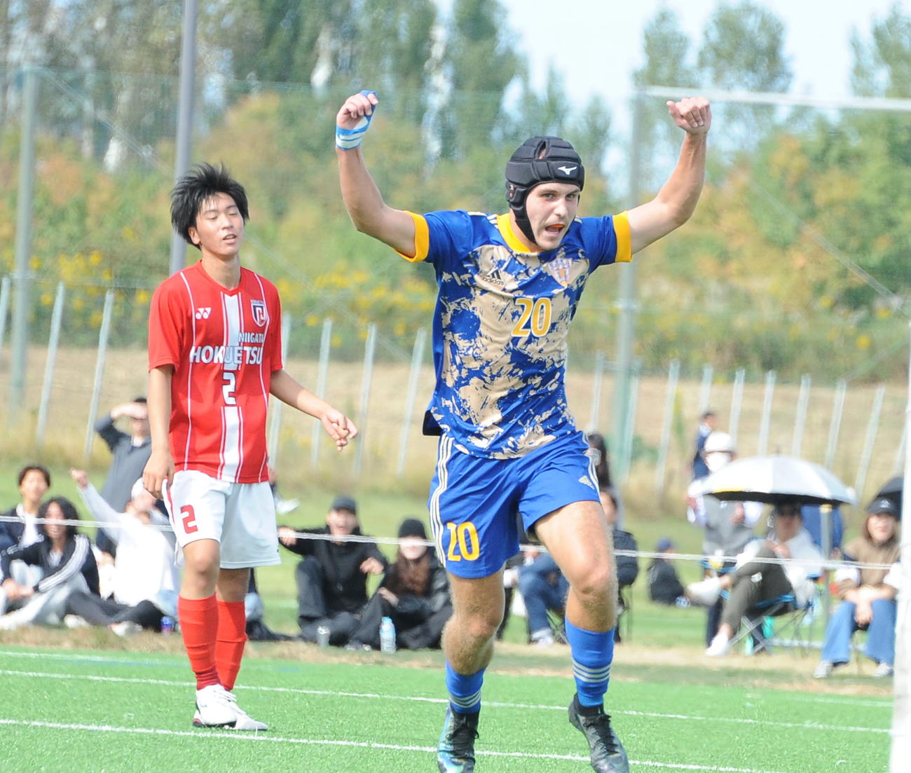 4－0の後半追加タイム1分にダメ押し点を決め、ガッツポーズで喜ぶ開志学園JSCイヴァニツキー・レオ（右）（撮影・小林忠）