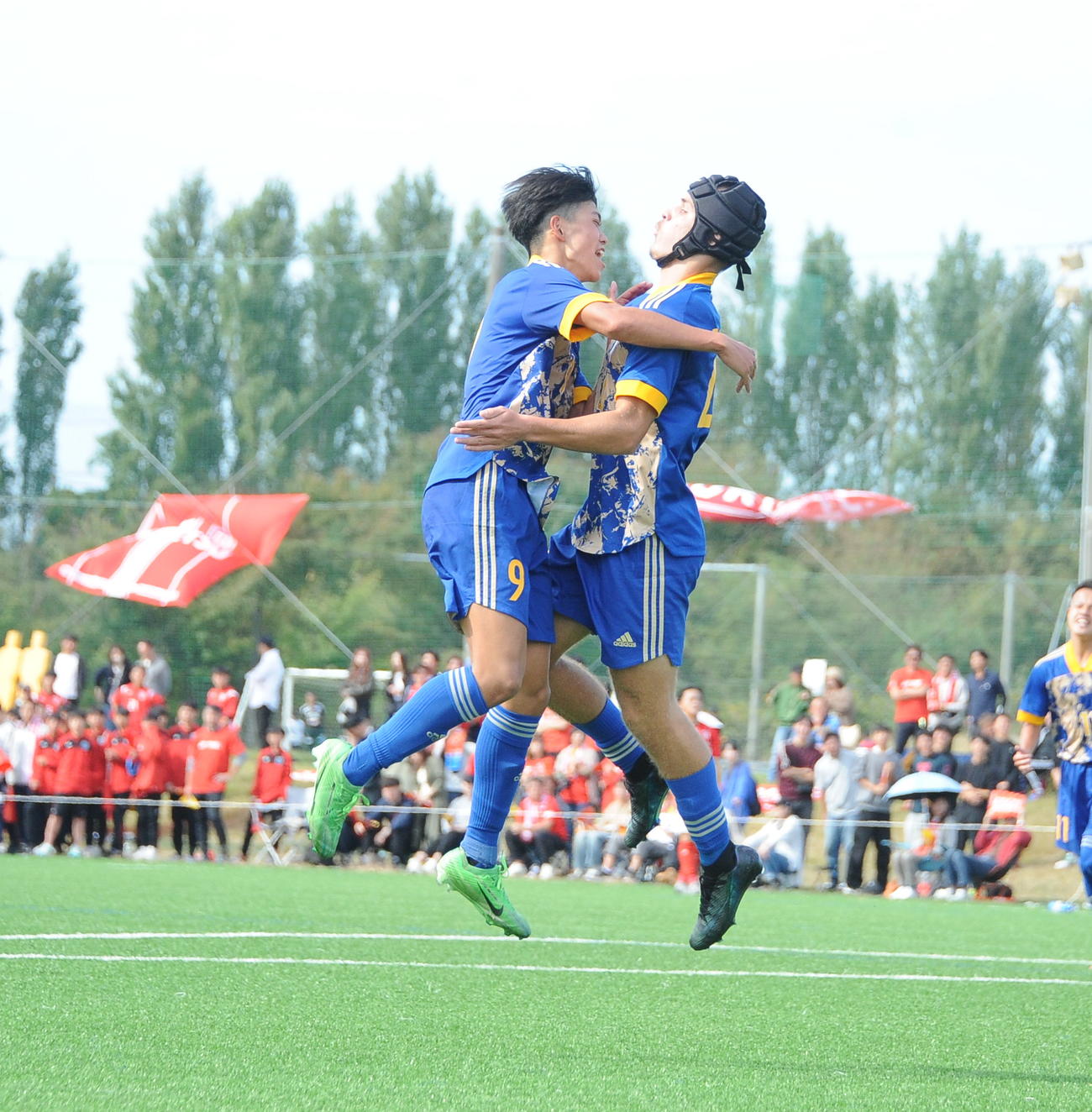 4－0の後半追加タイム1分にダメ押し点を決めた開志学園JSCイヴァニツキー・レオ（右）に飛びつく阿部（撮影・小林忠）