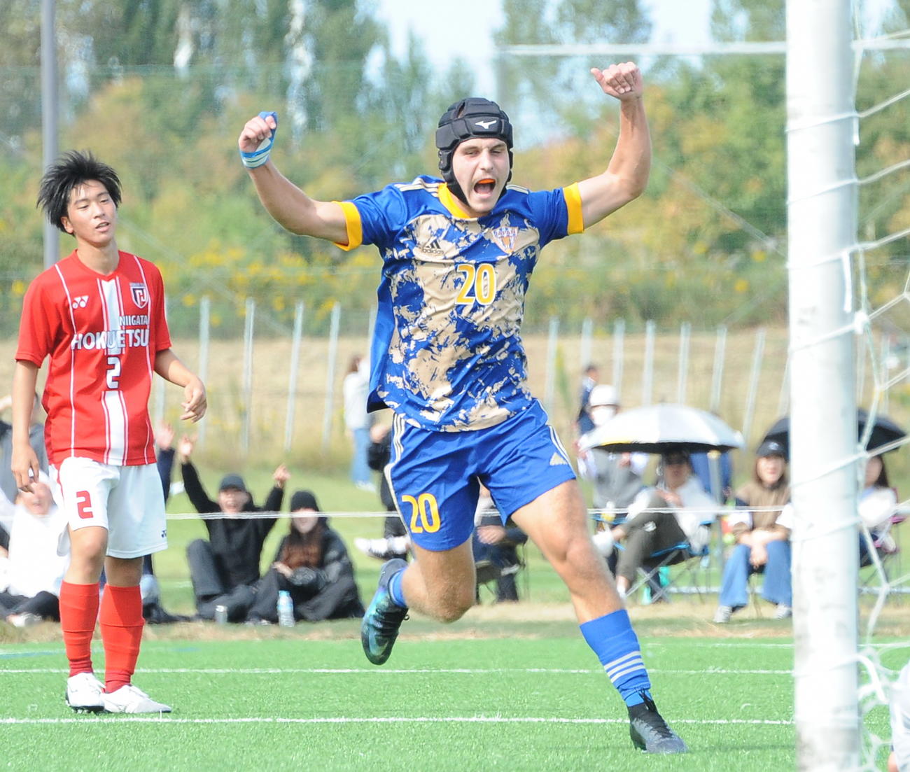 4－0の後半追加タイム1分にダメ押し点を決め、ガッツポーズで喜ぶ開志学園JSCイヴァニツキー・レオ（右）（撮影・小林忠）