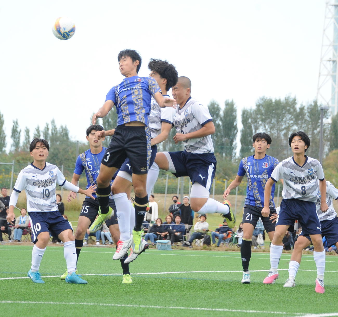前半、セットプレーからゴールを狙う日本文理・谷合（手前）（撮影・小林忠）