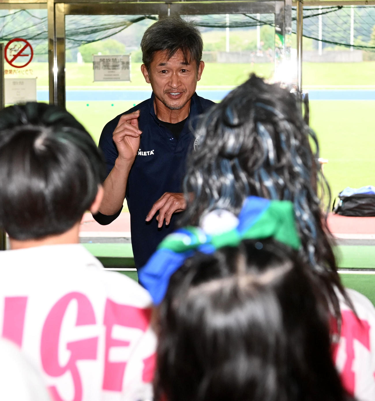 鈴鹿対ソニー仙台　試合後、テアトルアカデミー名古屋のダンスチームにダンスを披露する鈴鹿三浦（撮影・前岡正明）