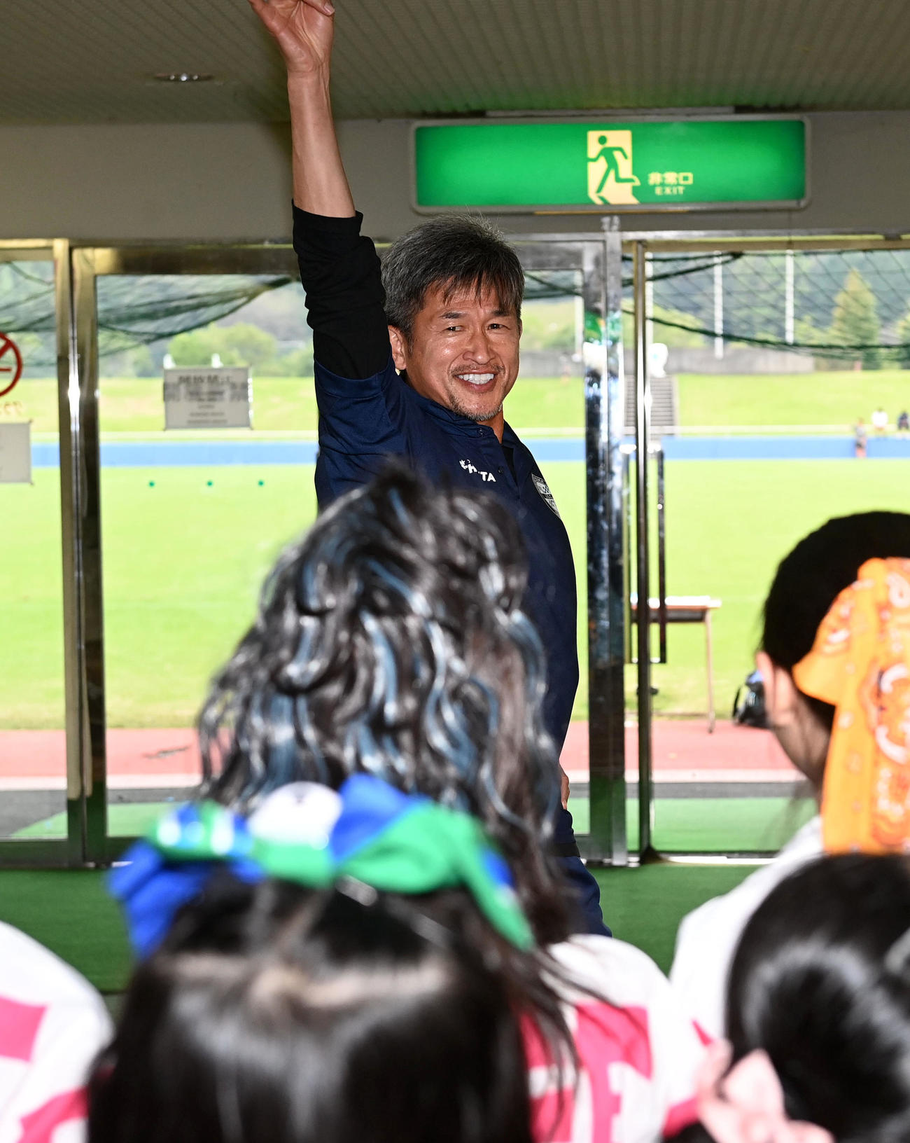 鈴鹿対ソニー仙台　試合後、テアトルアカデミー名古屋のダンスチームにダンスを披露する鈴鹿三浦（撮影・前岡正明）