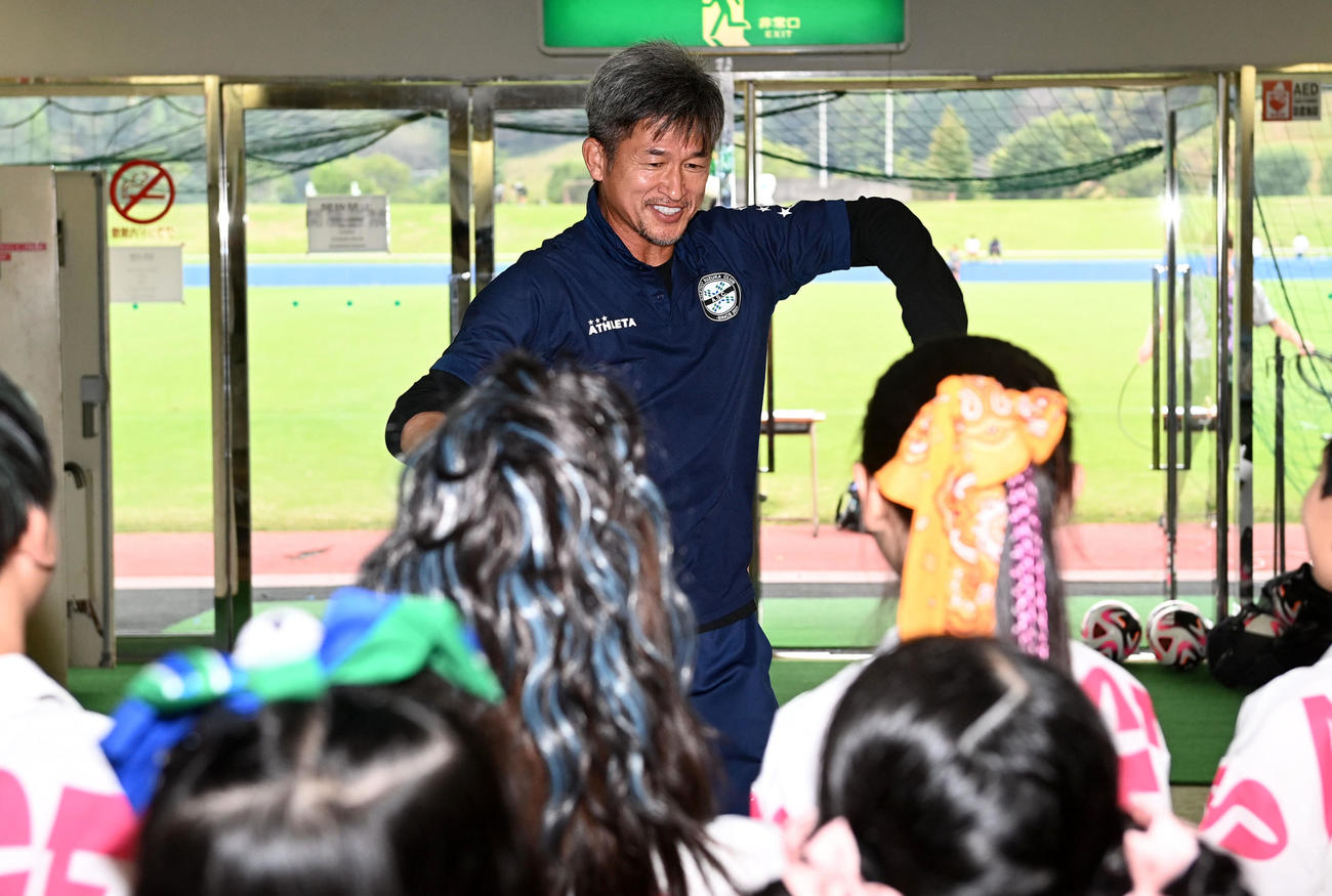 鈴鹿対ソニー仙台　試合後、テアトルアカデミー名古屋のダンスチームにダンスを披露する鈴鹿三浦（撮影・前岡正明）