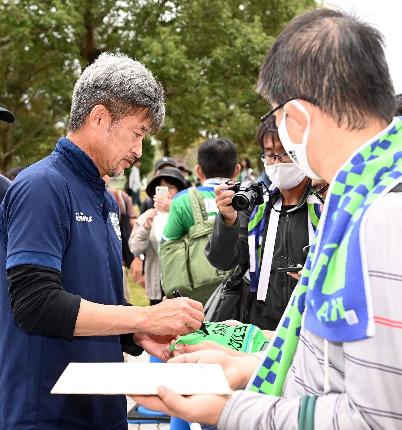 鈴鹿対ソニー仙台　試合後、サポーターにサインをする鈴鹿三浦（撮影・前岡正明）