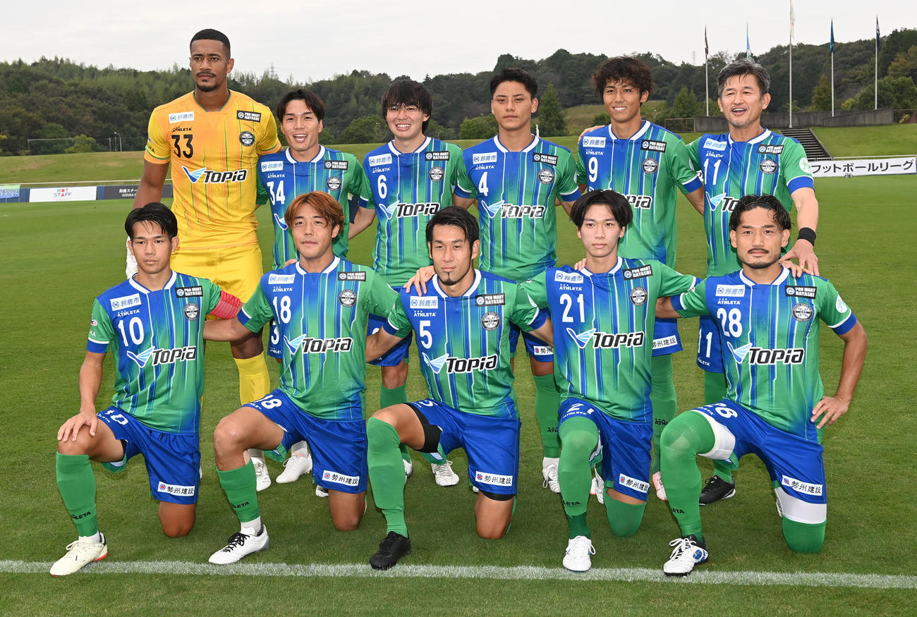 鈴鹿対ソニー仙台　試合前の写真撮影を行う鈴鹿イレブン。前列左から中村、石川、平出、浜名、前田、後列左からディエゴ・ワシントン、坂本、小野寺、庄司、福元、三浦（撮影・前岡正明）