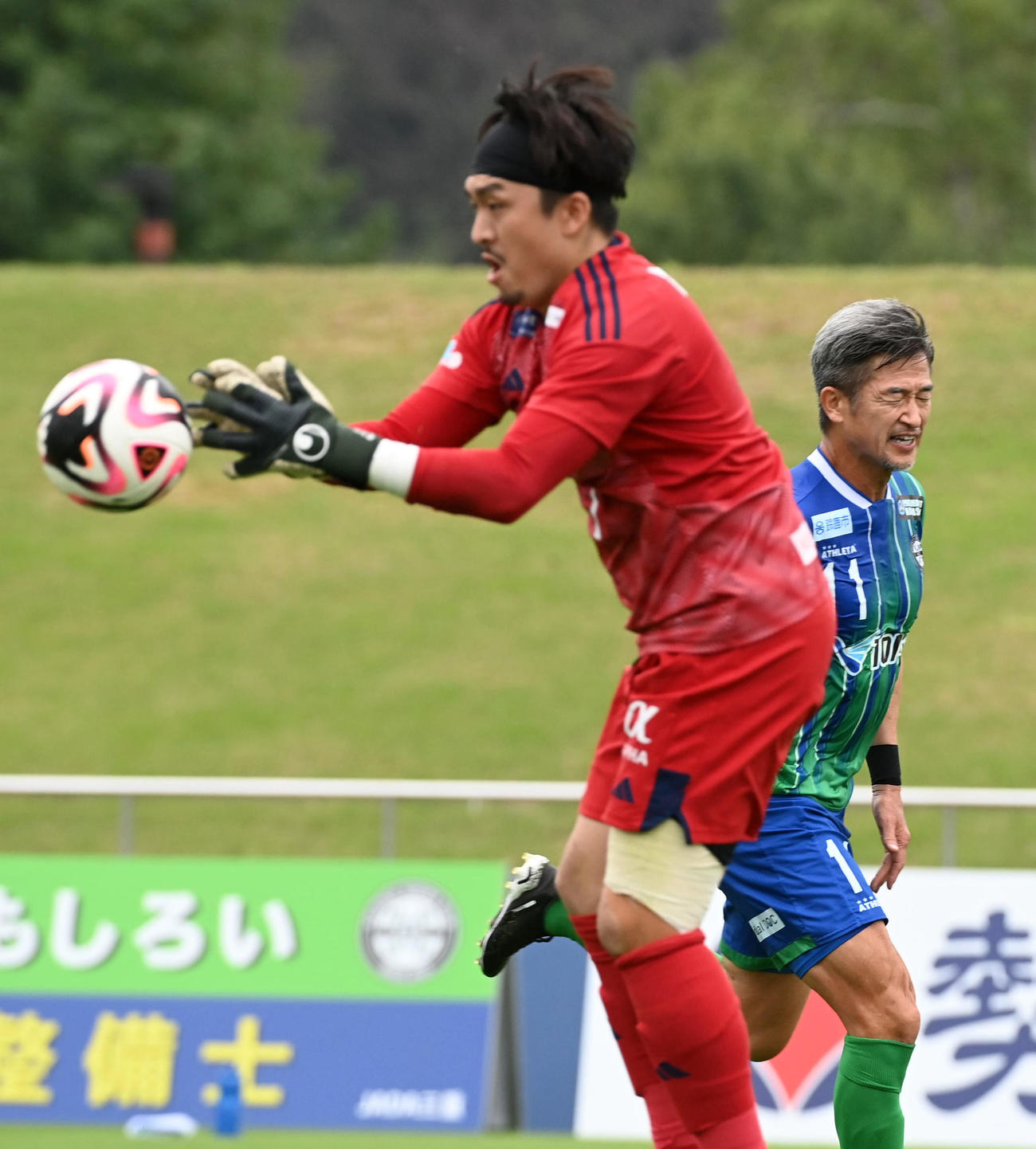 鈴鹿対ソニー仙台　前半、ゴール前に出る鈴鹿三浦（撮影・前岡正明）